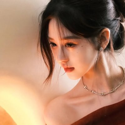 坐在酒吧里吃蛋糕